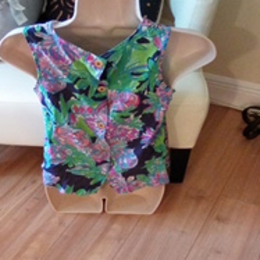 Lilly Pulitzer Too size XS in great condition! Rar